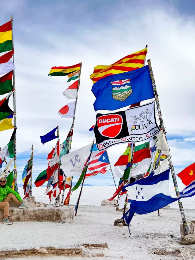 monumento das bandeiras, salar de uyuni, bolivia